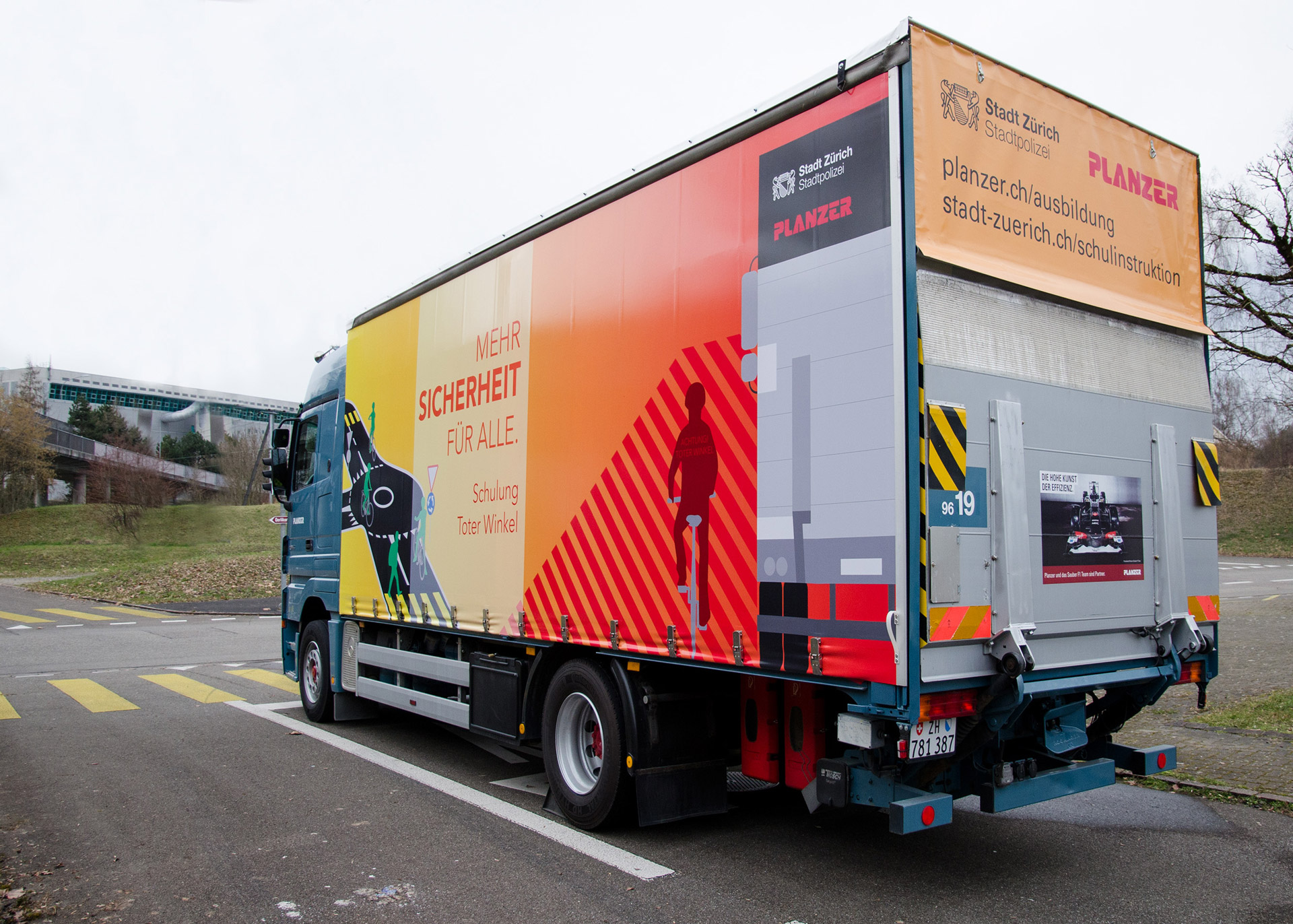 Planzer-LKW in Verkehrsschulungsanlage ZH